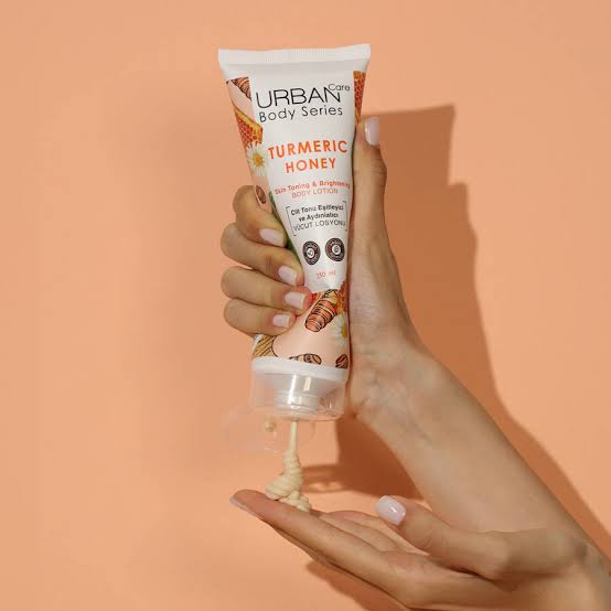 لوسيون بدن روشن كننده اوربن كر Urban Care حاوى Turmeric & Honey حجم 250 ميل
